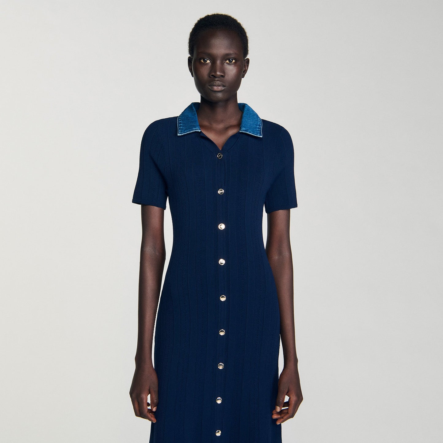 فستان ماكسي محبوك بياقة من الدنيم