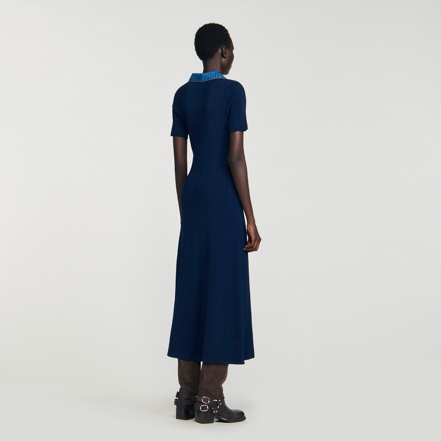 فستان ماكسي محبوك بياقة من الدنيم