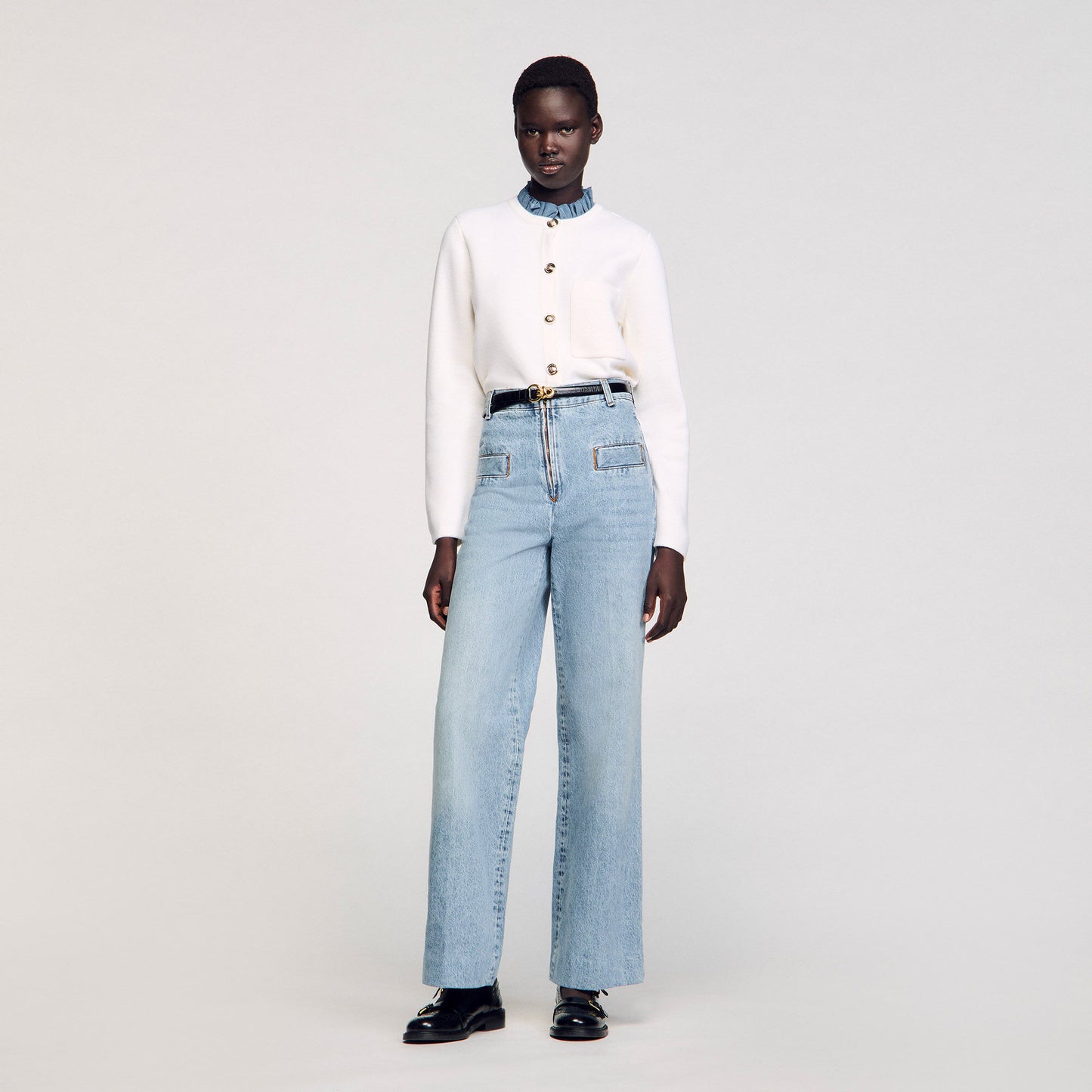 بنطلون جينز بقصة ساق واسعة