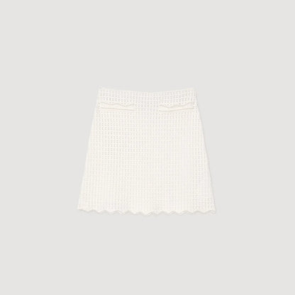 تنورة قصيرة بيضاء مُزينة بالخرز