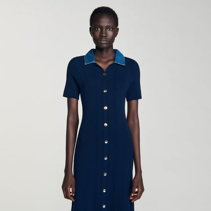 فستان ماكسي محبوك بياقة من الدنيم